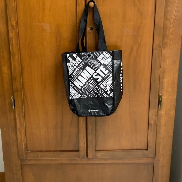 COPY - LULULEMON shopping bag snap close 12x9 - Picture 2 of 6
